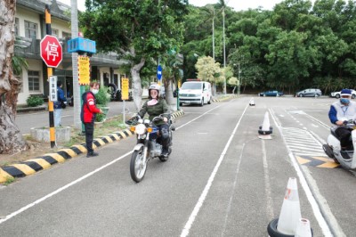 考生進行循環檔重型機車測驗項目 (林業保育署新竹分署提供)